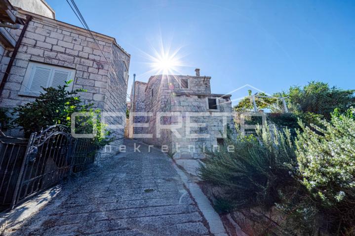 Šarmantne kamene kuće za obnovu u srcu Žrnova, Korčula