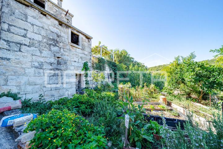 Šarmantne kamene kuće za obnovu u srcu Žrnova, Korčula