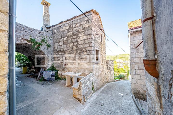 Šarmantne kamene kuće za obnovu u srcu Žrnova, Korčula