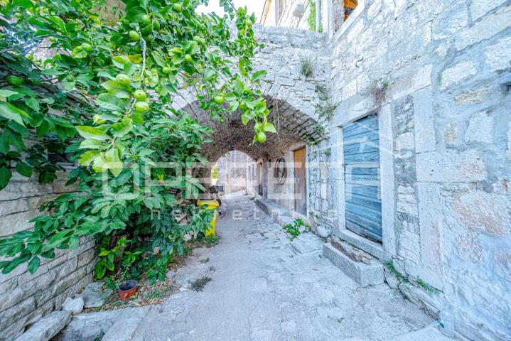 Šarmantne kamene kuće za obnovu u srcu Žrnova, Korčula