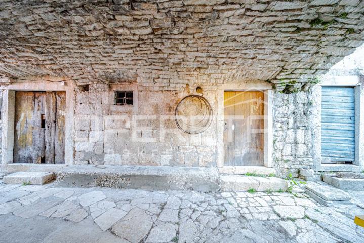 Šarmantne kamene kuće za obnovu u srcu Žrnova, Korčula