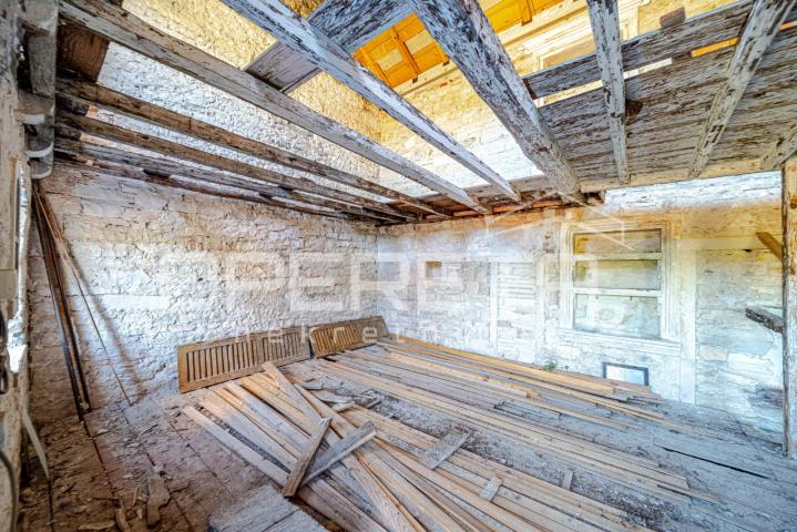 Šarmantne kamene kuće za obnovu u srcu Žrnova, Korčula