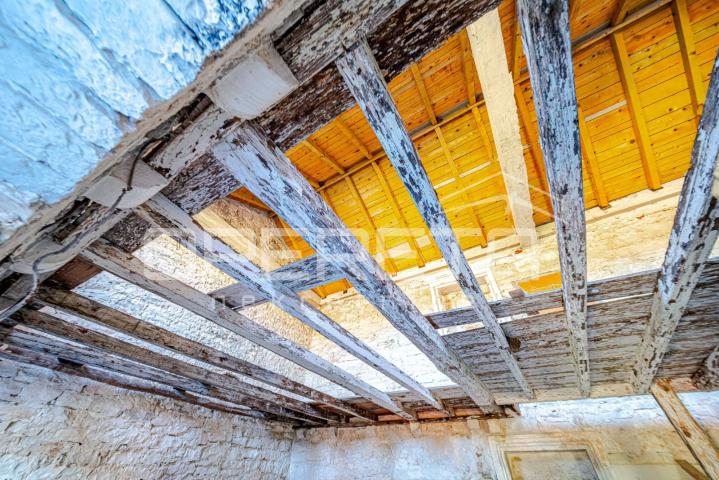 Šarmantne kamene kuće za obnovu u srcu Žrnova, Korčula