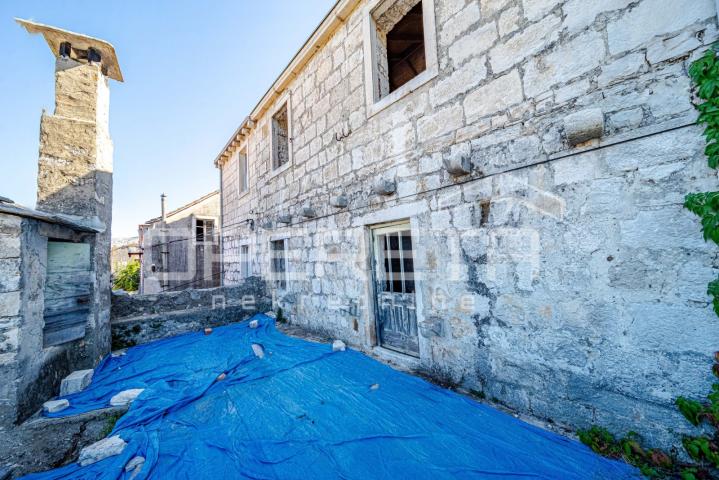 Šarmantne kamene kuće za obnovu u srcu Žrnova, Korčula