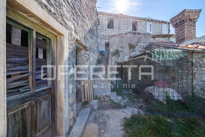 Šarmantne kamene kuće za obnovu u srcu Žrnova, Korčula