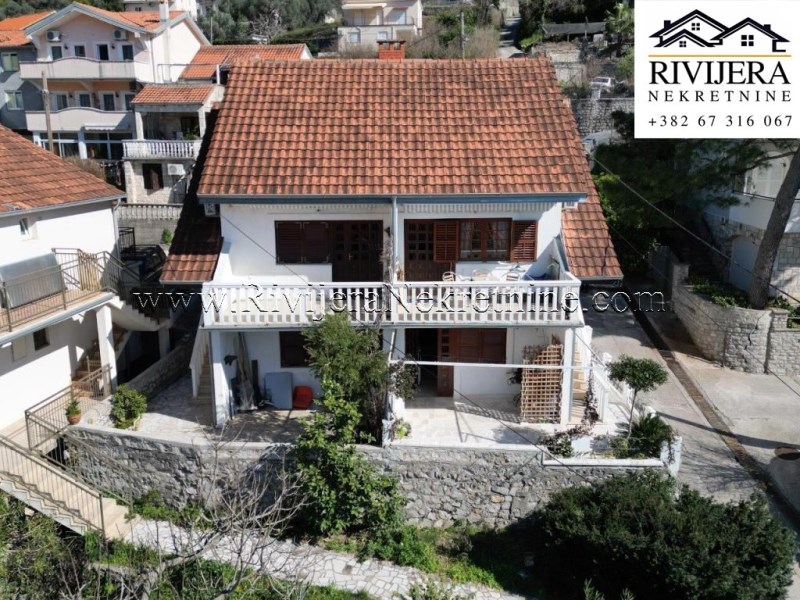Na prodaju dvojna kuca Tivat