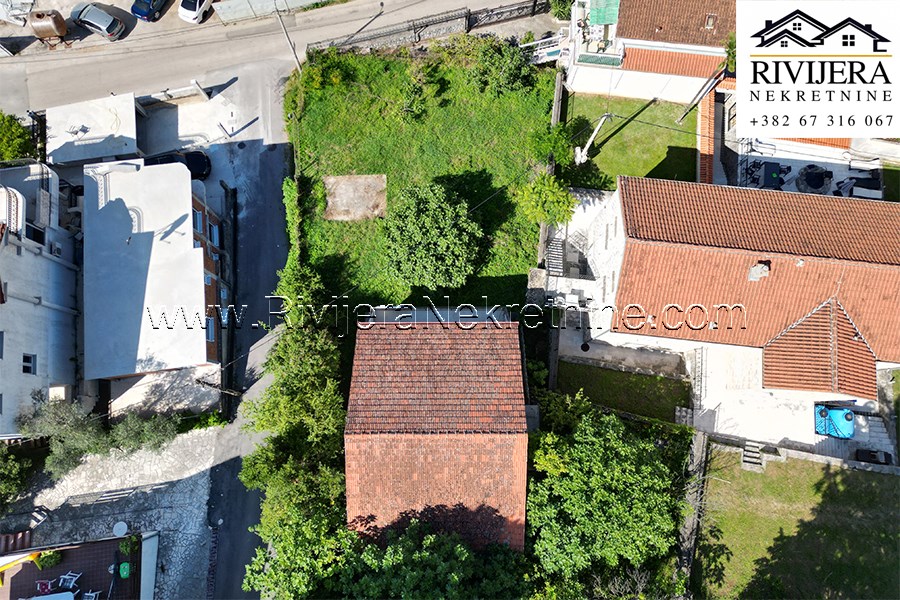 Na prodaju dvoetazna kuca Markov Rt Kotor