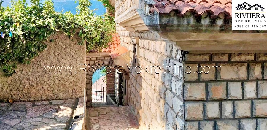 Na prodaju jedinstvena kamena vila u primorskom mjestu Rose Herceg Novi