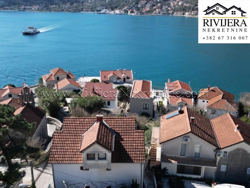 Na prodaju dvojna kuca Tivat