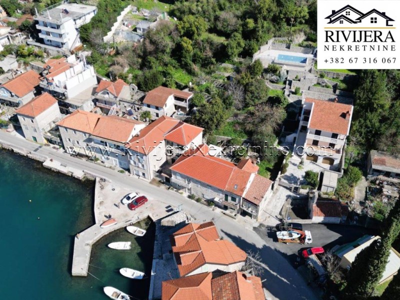 Na prodaju trospratna vila sa bazenom i dvorištem Tivat