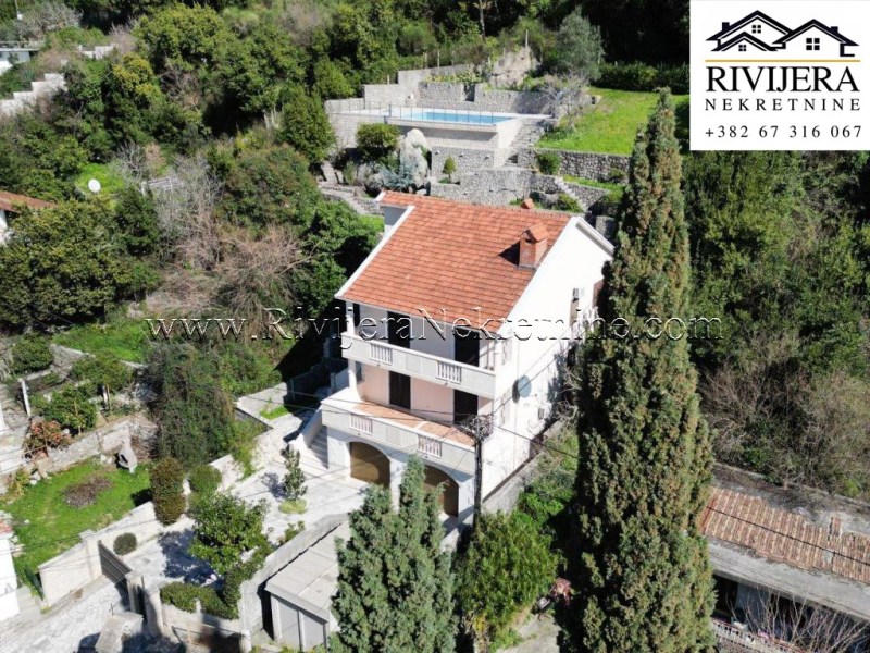 Na prodaju trospratna vila sa bazenom i dvorištem Tivat