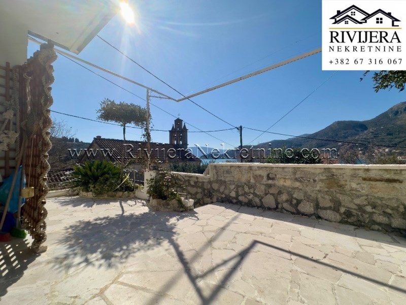 Na prodaju dvojna kuca Tivat