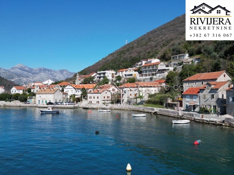 Na prodaju dvojna kuca Tivat