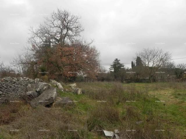 Građevinsko zemljište Na prodaju je građevinsko zemljište od 720 m²