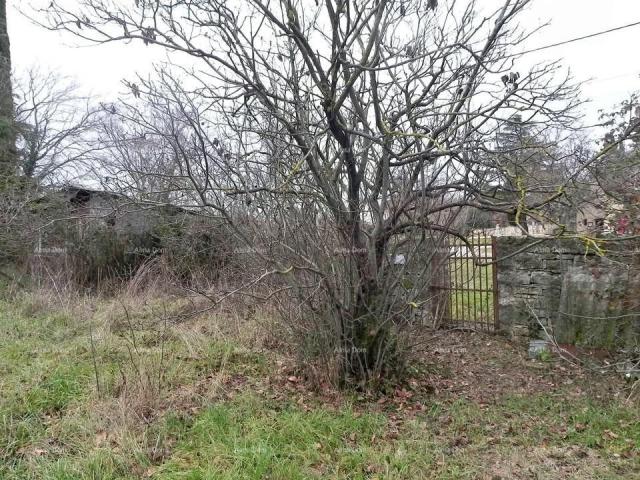 Građevinsko zemljište Na prodaju je građevinsko zemljište od 720 m²