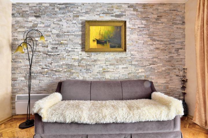 Prodaja renoviranog dvosobnog stana 61m² + terasa i dvorište – Babin do, Budva