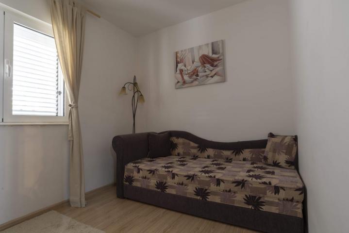 Prodaja renoviranog dvosobnog stana 61m² + terasa i dvorište – Babin do, Budva