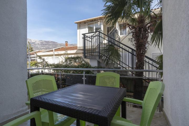 Prodaja renoviranog dvosobnog stana 61m² + terasa i dvorište – Babin do, Budva
