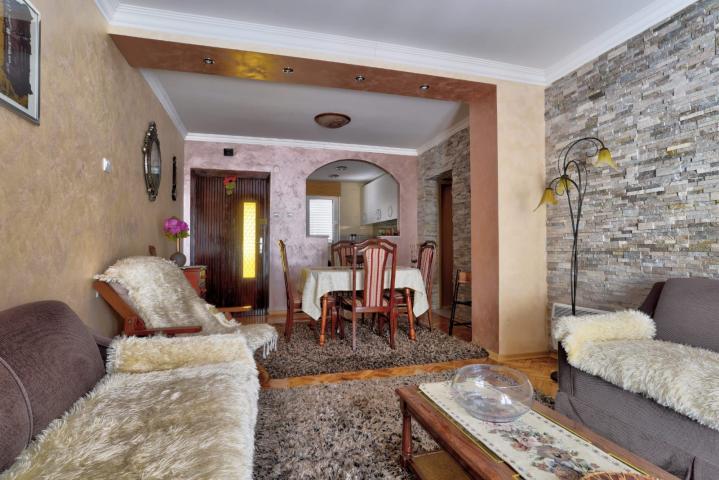 Prodaja renoviranog dvosobnog stana 61m² + terasa i dvorište – Babin do, Budva