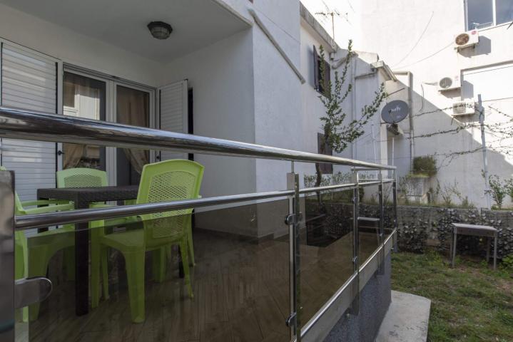 Prodaja renoviranog dvosobnog stana 61m² + terasa i dvorište – Babin do, Budva
