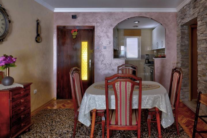 Prodaja renoviranog dvosobnog stana 61m² + terasa i dvorište – Babin do, Budva