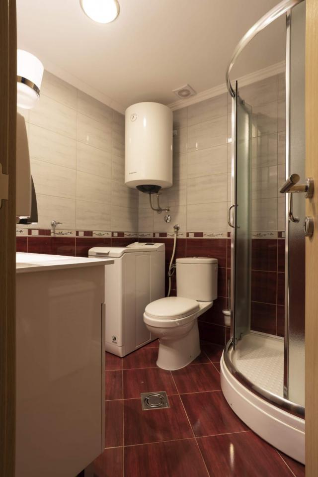 Prodaja renoviranog dvosobnog stana 61m² + terasa i dvorište – Babin do, Budva