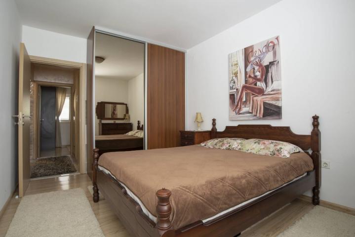 Prodaja renoviranog dvosobnog stana 61m² + terasa i dvorište – Babin do, Budva