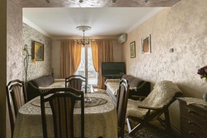 Prodaja renoviranog dvosobnog stana 61m² + terasa i dvorište – Babin do, Budva