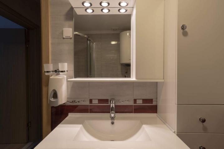 Prodaja renoviranog dvosobnog stana 61m² + terasa i dvorište – Babin do, Budva