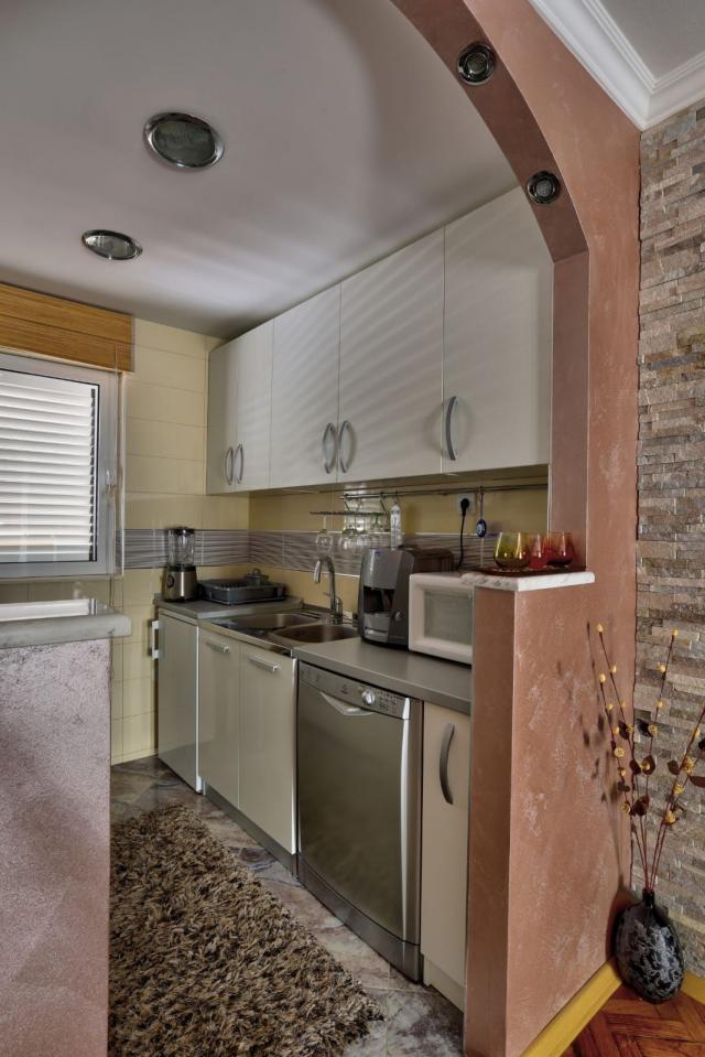 Prodaja renoviranog dvosobnog stana 61m² + terasa i dvorište – Babin do, Budva
