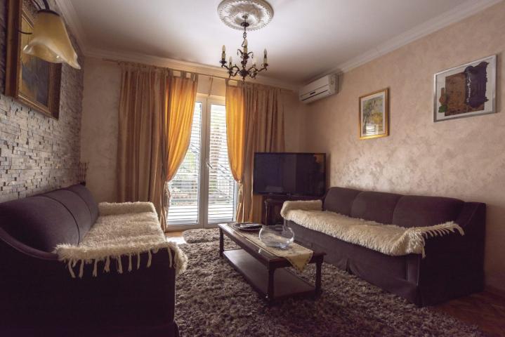 Prodaja renoviranog dvosobnog stana 61m² + terasa i dvorište – Babin do, Budva