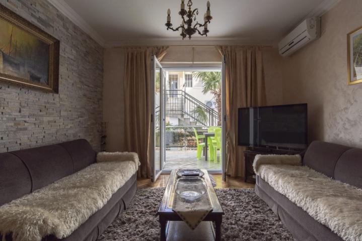 Prodaja renoviranog dvosobnog stana 61m² + terasa i dvorište – Babin do, Budva