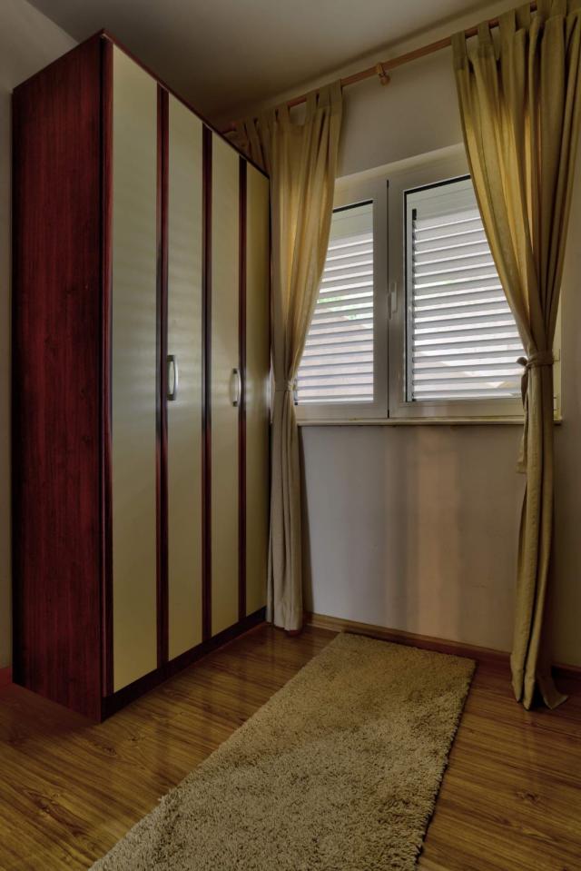 Prodaja renoviranog dvosobnog stana 61m² + terasa i dvorište – Babin do, Budva