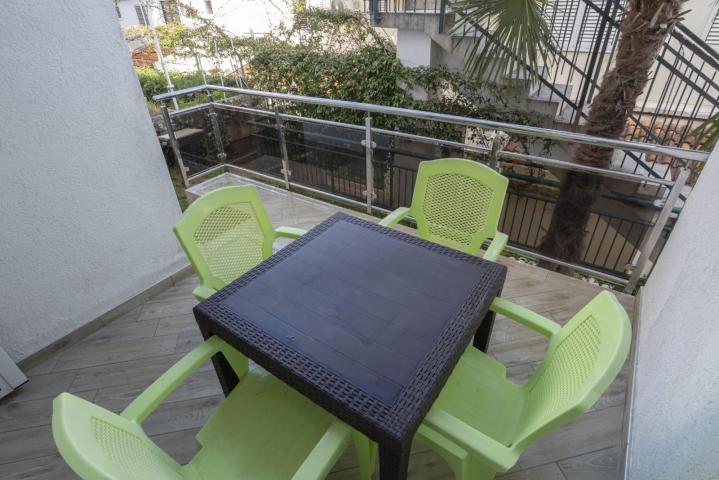 Prodaja renoviranog dvosobnog stana 61m² + terasa i dvorište – Babin do, Budva