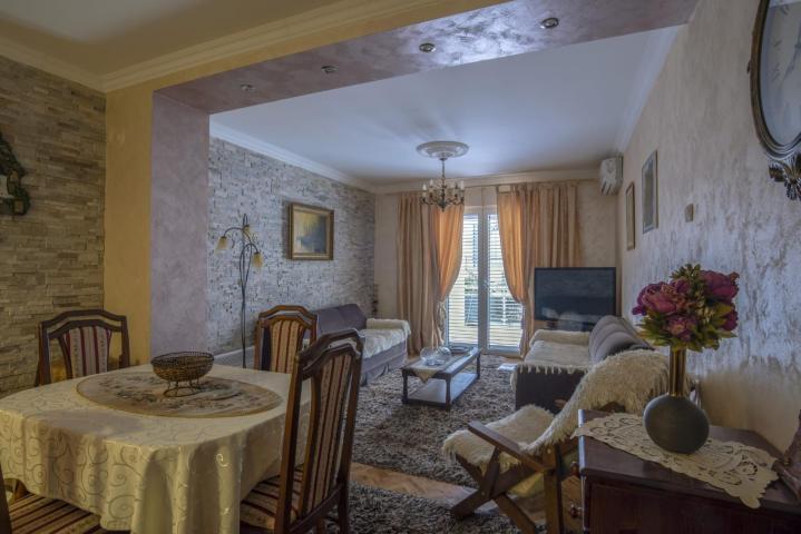 Prodaja renoviranog dvosobnog stana 61m² + terasa i dvorište – Babin do, Budva