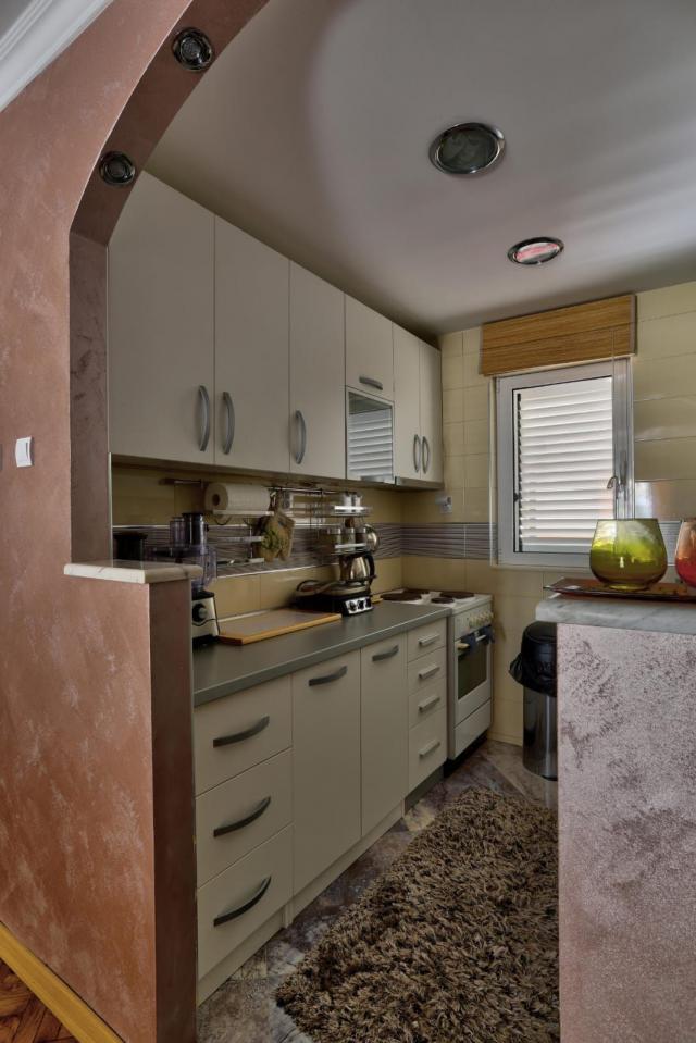 Prodaja renoviranog dvosobnog stana 61m² + terasa i dvorište – Babin do, Budva