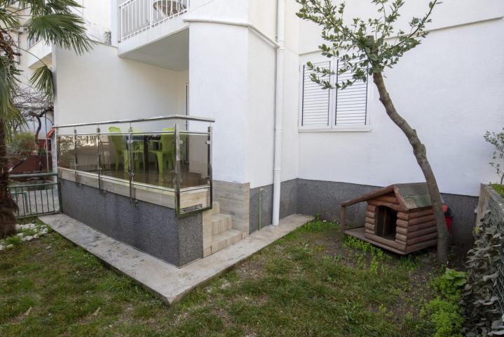 Prodaja renoviranog dvosobnog stana 61m² + terasa i dvorište – Babin do, Budva