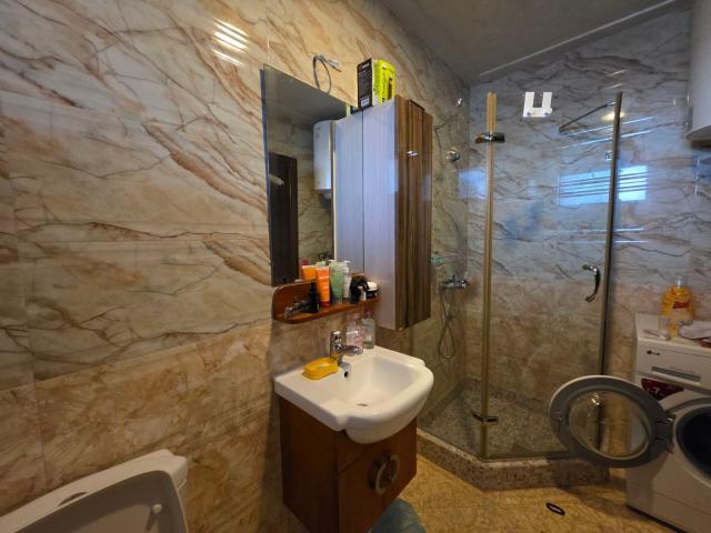 Prodaja luksuznog dvosobnog apartmana 80 m² sa panoramskim pogledom na more i garaznim mestom – Budv