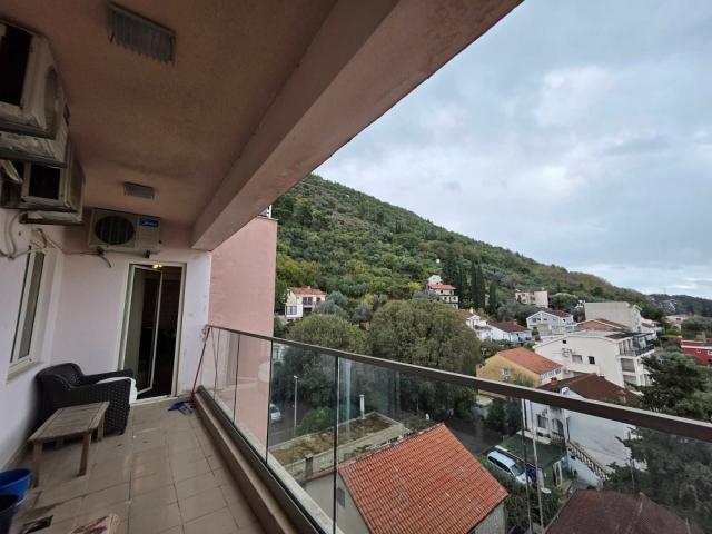 Prodaja luksuznog dvosobnog apartmana 80 m² sa panoramskim pogledom na more i garaznim mestom – Budv