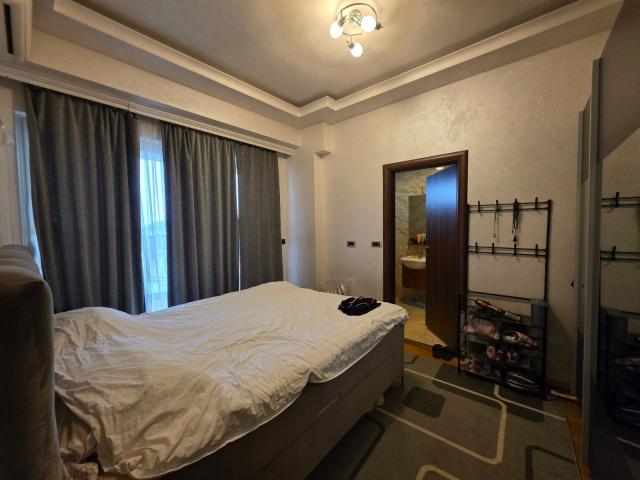 Prodaja luksuznog dvosobnog apartmana 80 m² sa panoramskim pogledom na more i garaznim mestom – Budv