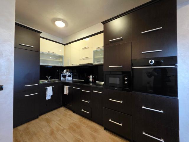 Prodaja luksuznog dvosobnog apartmana 80 m² sa panoramskim pogledom na more i garaznim mestom – Budv