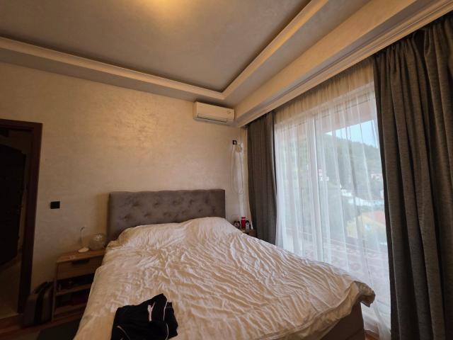 Prodaja luksuznog dvosobnog apartmana 80 m² sa panoramskim pogledom na more i garaznim mestom – Budv
