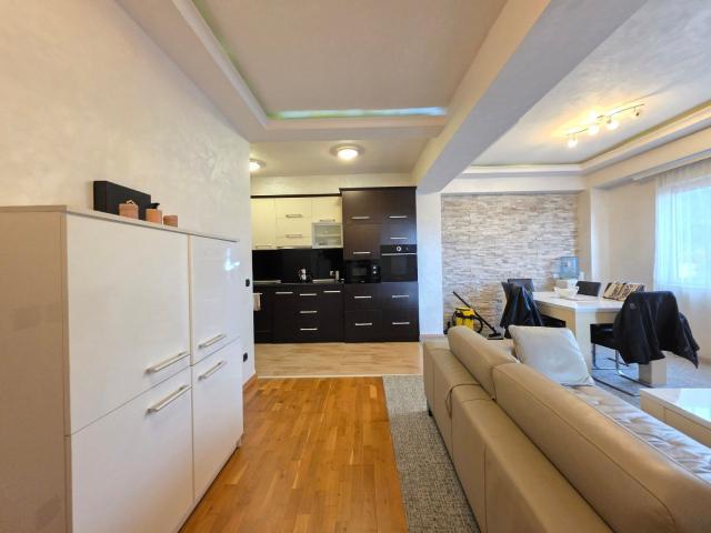 Prodaja luksuznog dvosobnog apartmana 80 m² sa panoramskim pogledom na more i garaznim mestom – Budv