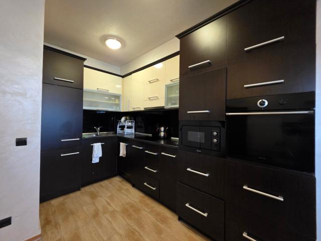 Prodaja luksuznog dvosobnog apartmana 80 m² sa panoramskim pogledom na more i garaznim mestom – Budv