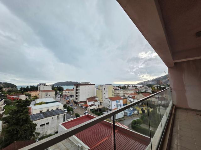Prodaja luksuznog dvosobnog apartmana 80 m² sa panoramskim pogledom na more i garaznim mestom – Budv