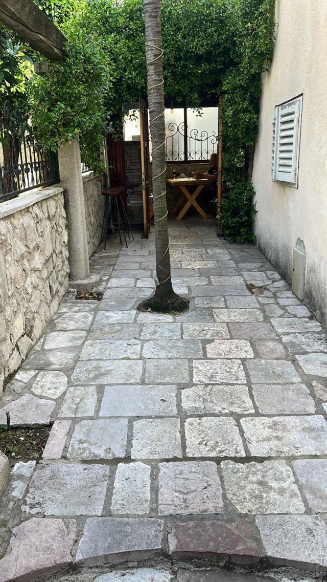 Prodaja poslovnog prostora 100 m² sa dvorištem – Centar Risna