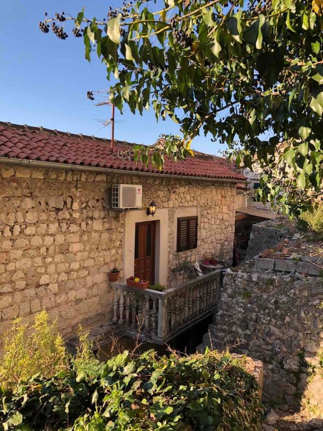 Prodaja dvosobnog stana 50 m² + vrt 30 m² – Stari Grad, Kotor