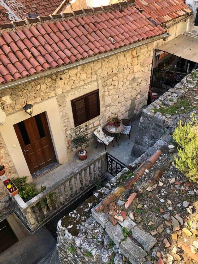 Prodaja dvosobnog stana 50 m² + vrt 30 m² – Stari Grad, Kotor