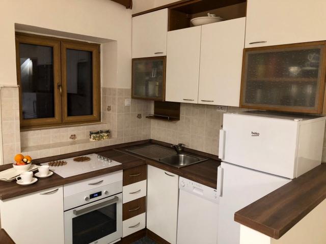 Prodaja dvosobnog stana 50 m² + vrt 30 m² – Stari Grad, Kotor