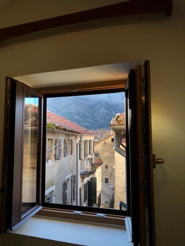 Prodaja dvosobnog stana 50 m² + vrt 30 m² – Stari Grad, Kotor